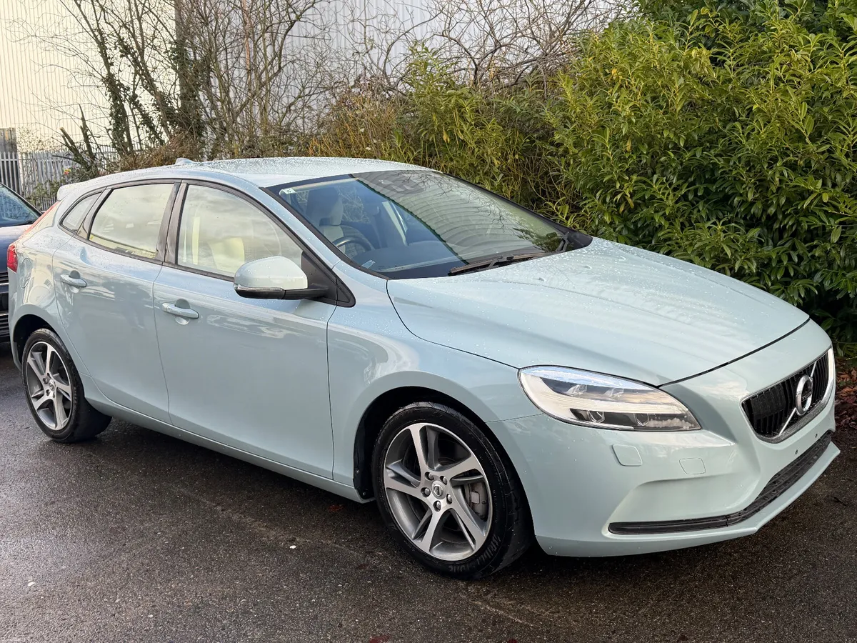 Volvo V40 Automatic T3 - Image 2