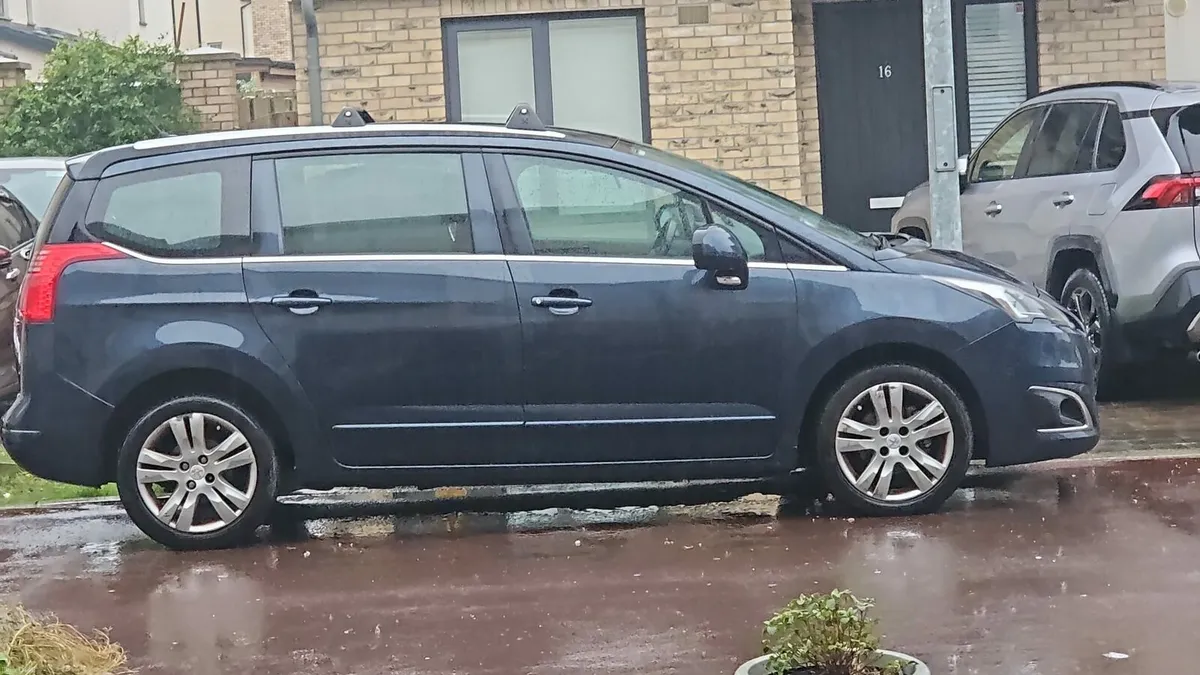 142 peugeot 5008 - Image 2