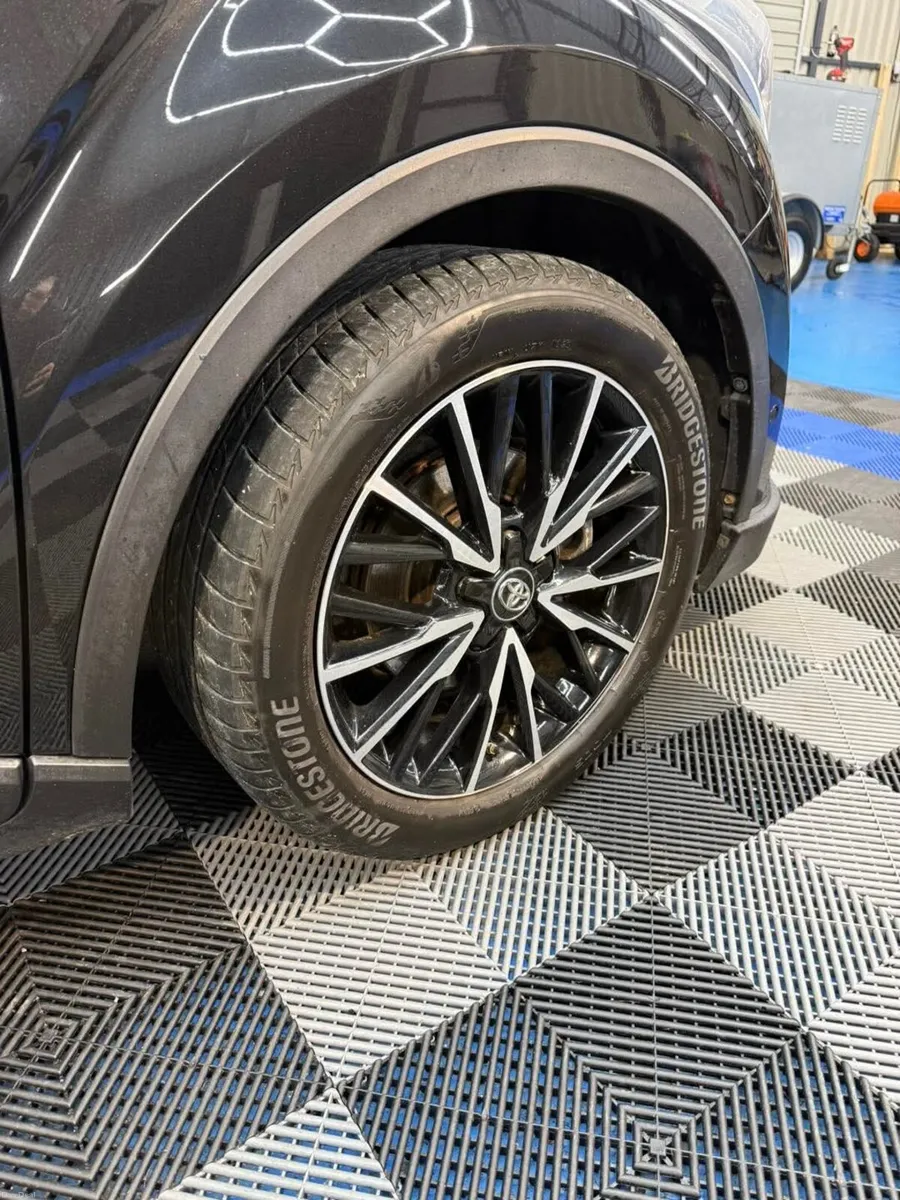 Toyota C-HR 1.8 Hybrid Excel 5dr vCVT
 €16650 - Image 4