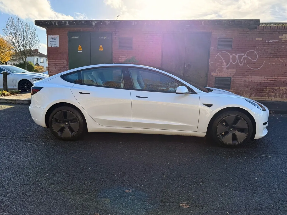 Tesla Model 3 - LFP battery, white interior - Image 2