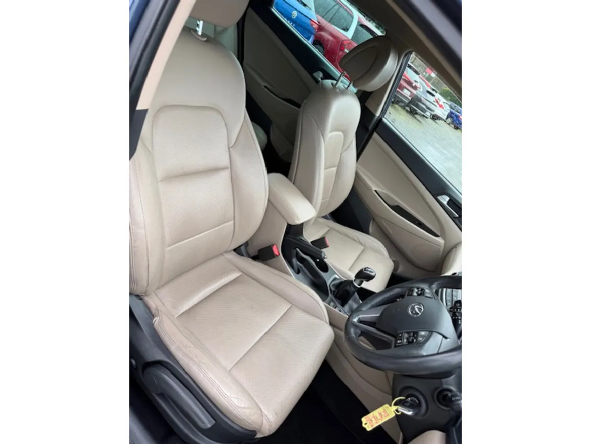 Hyundai Tucson 1.7 EXECUTIVE 5DR - Image 3