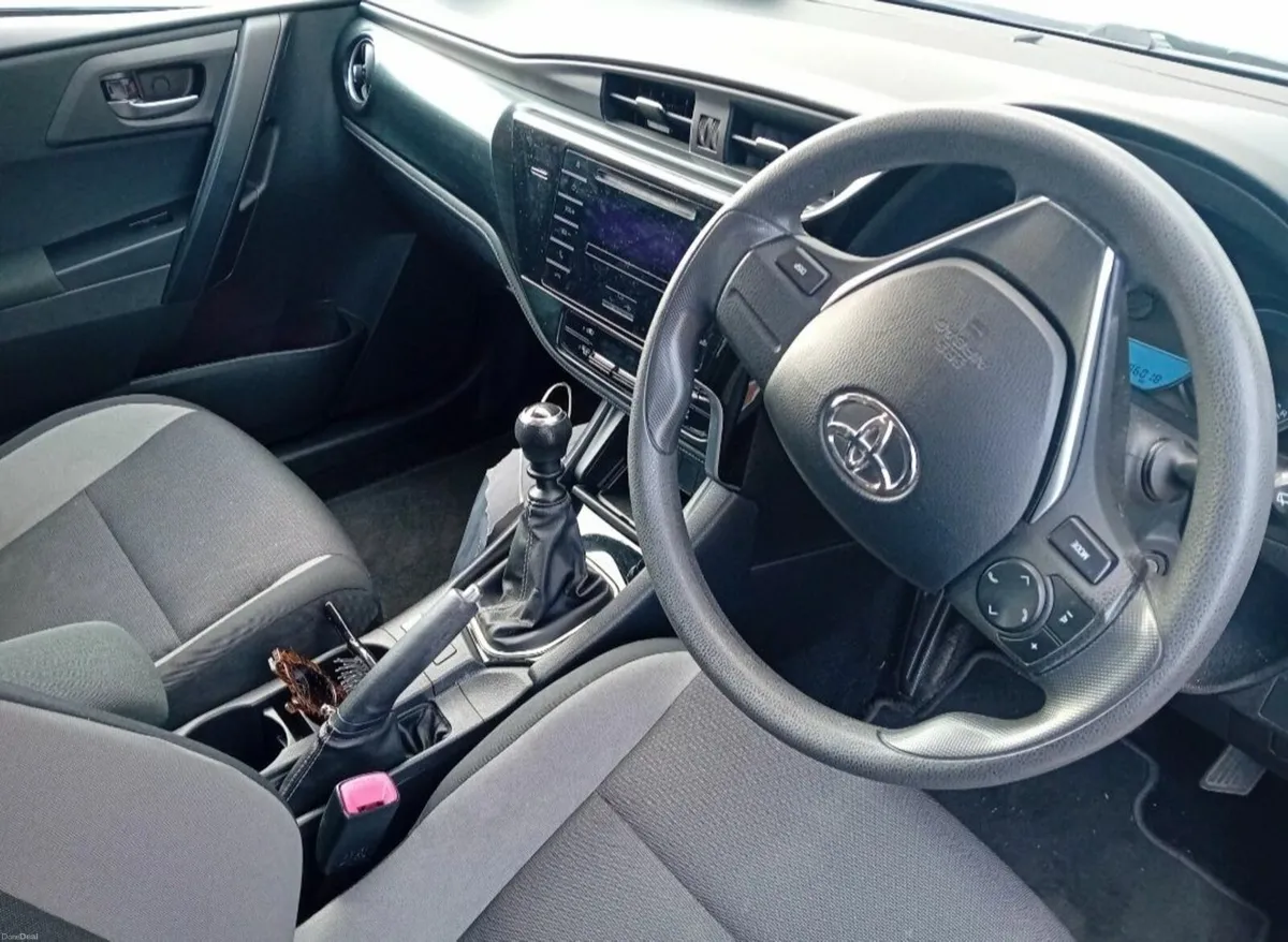Toyota Auris 2016 - Image 2