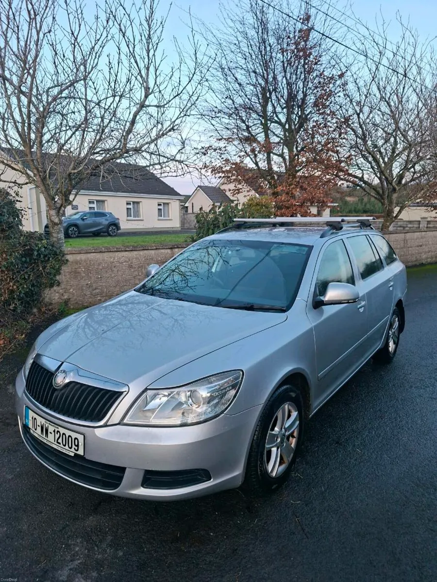 SKODA OCTAVIA 2010 ESTATE LOW MILES - Image 1
