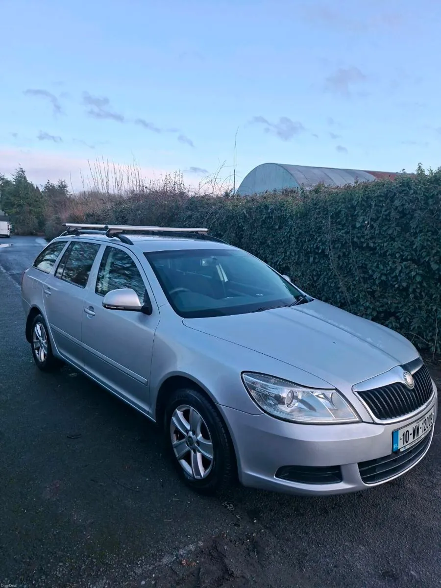 SKODA OCTAVIA 2010 ESTATE LOW MILES - Image 2