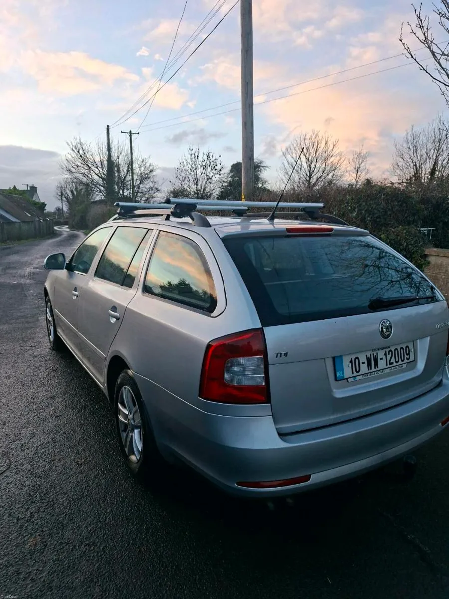 SKODA OCTAVIA 2010 ESTATE LOW MILES - Image 3