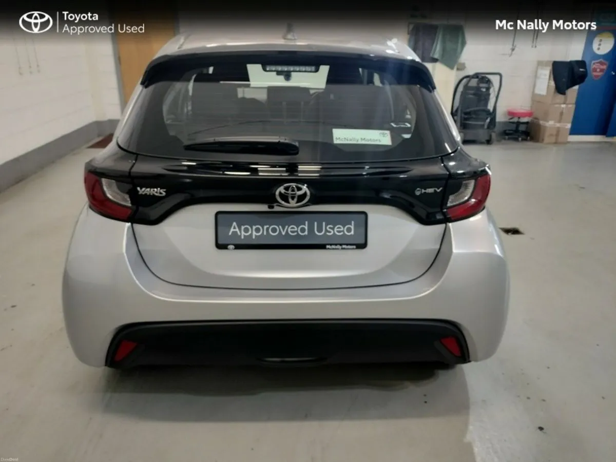 Toyota Yaris HYBRID LUNA DEMO LOW KMS - Image 4