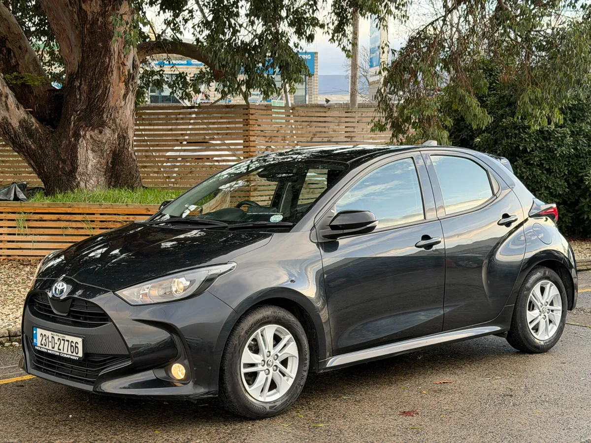 2023 Toyota Yaris..apple carplay..rear camera - Image 3