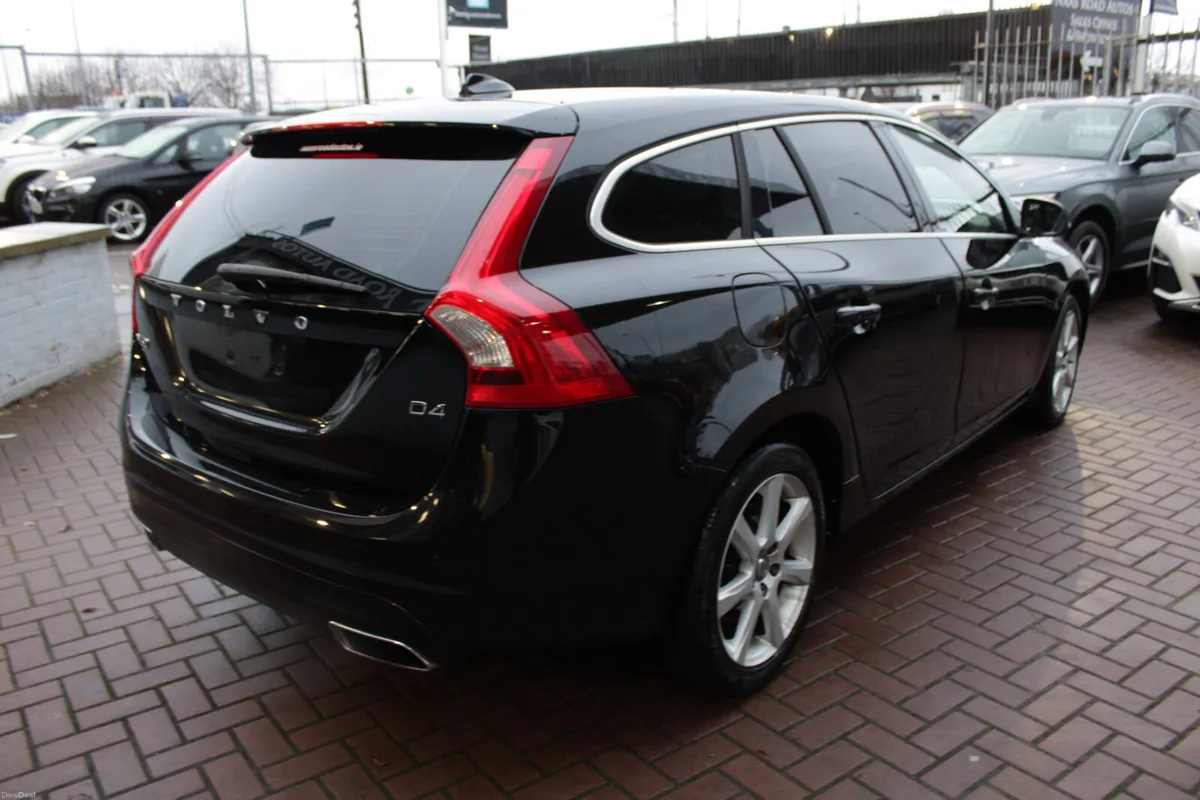 2016 VOLVO V60 - Image 4