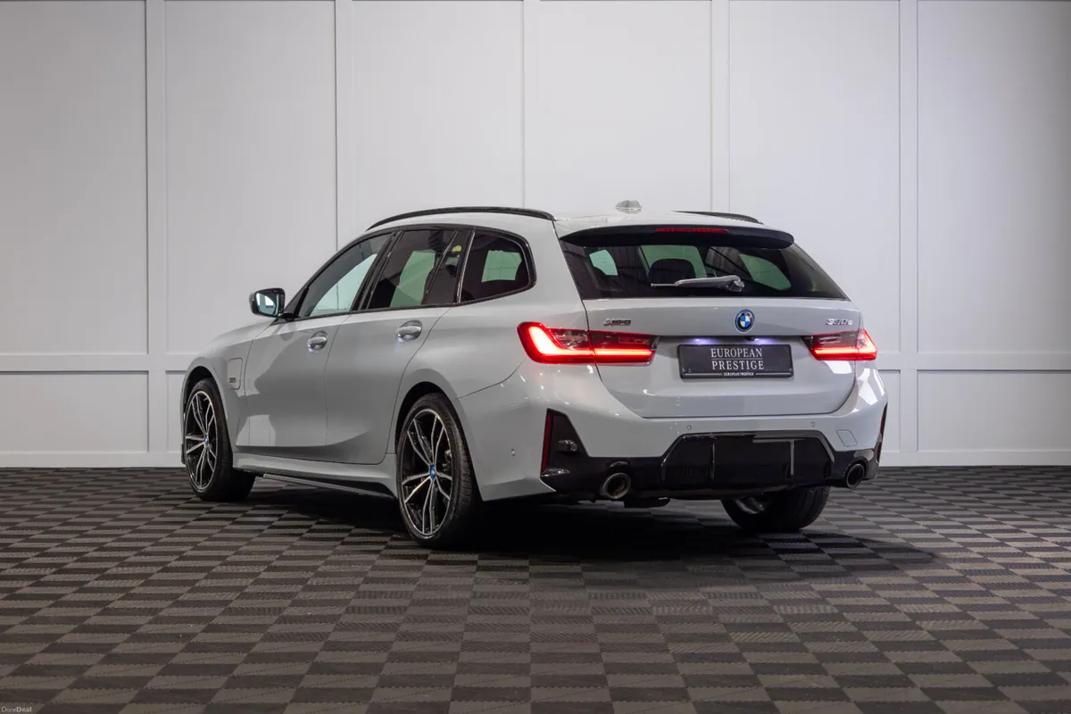 2023 BMW 3-Series X-Drive 330e M-Sport - Image 4