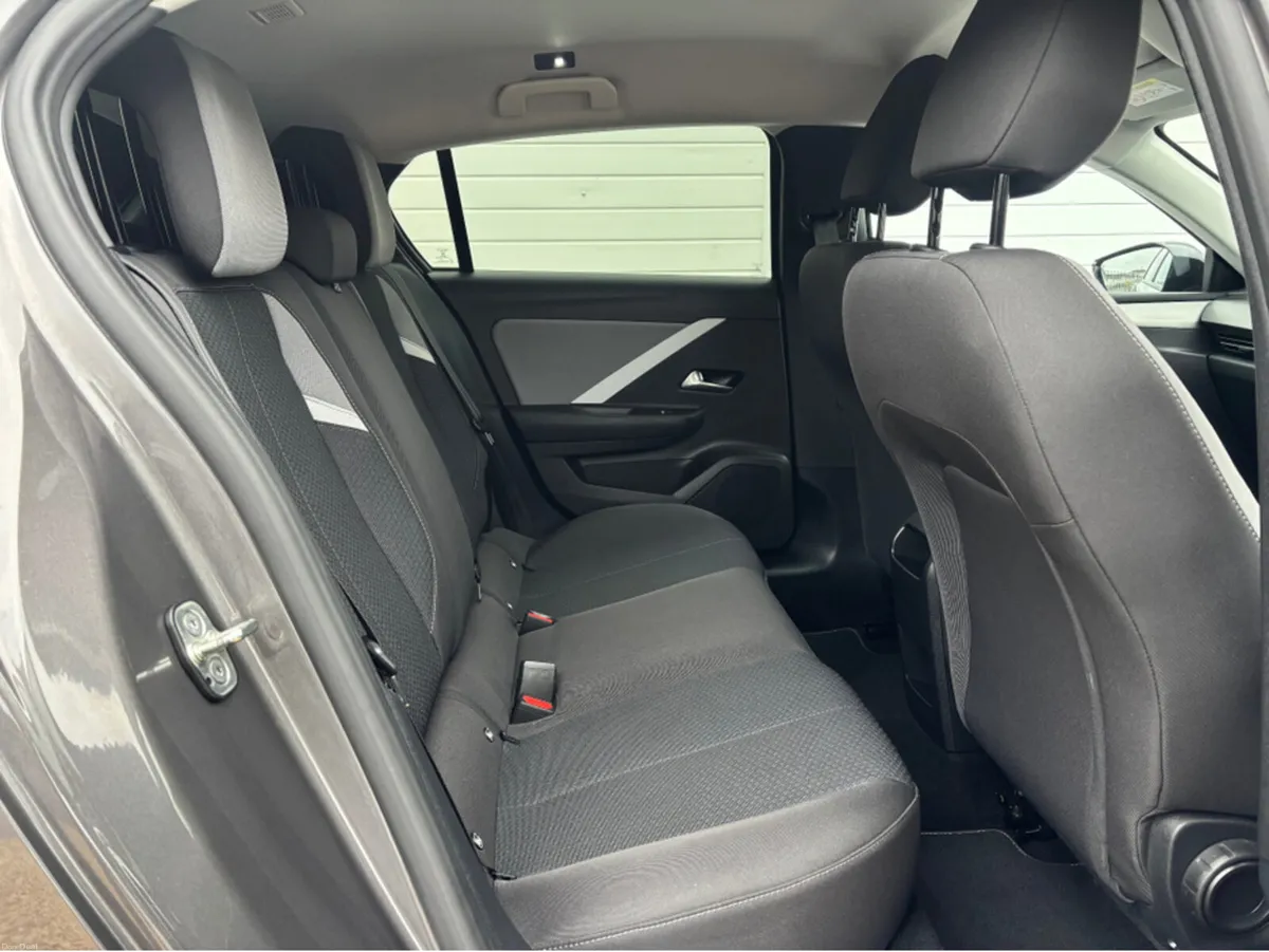 Opel Astra 5 DR HATCH-ELEG-1.2 110PS - Image 3