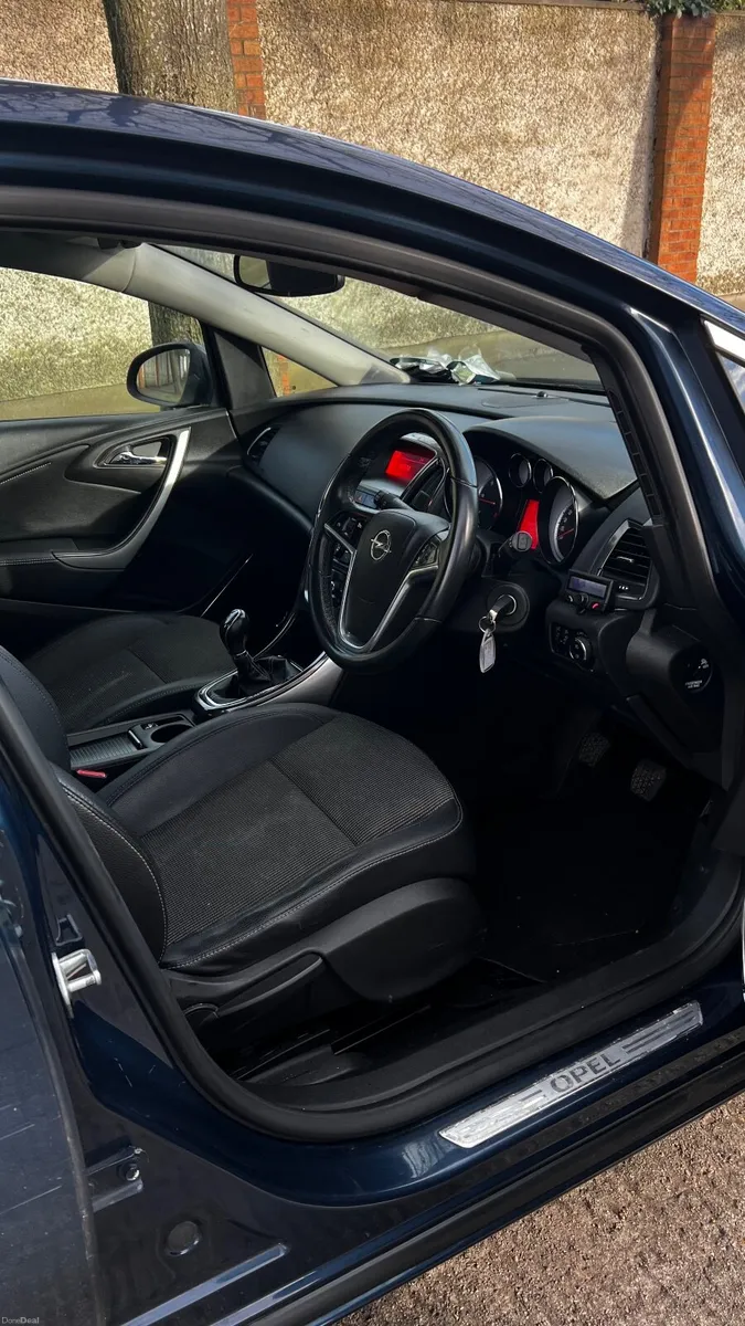 Opel Astra 2010 - Image 1