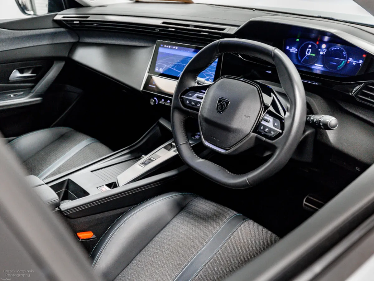 Peugeot 308 E-Allure 54kWh Auto 156HP - Image 2