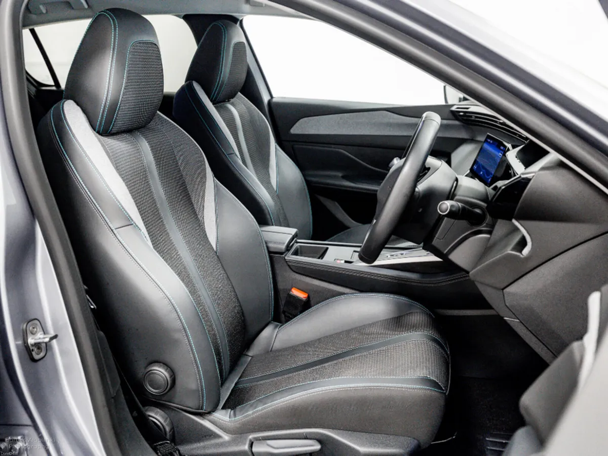 Peugeot 308 E-Allure 54kWh Auto 156HP - Image 3