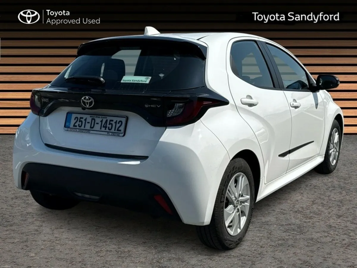Toyota Yaris HYBRID LUNA + CARBON PACK // REAR CAM - Image 2