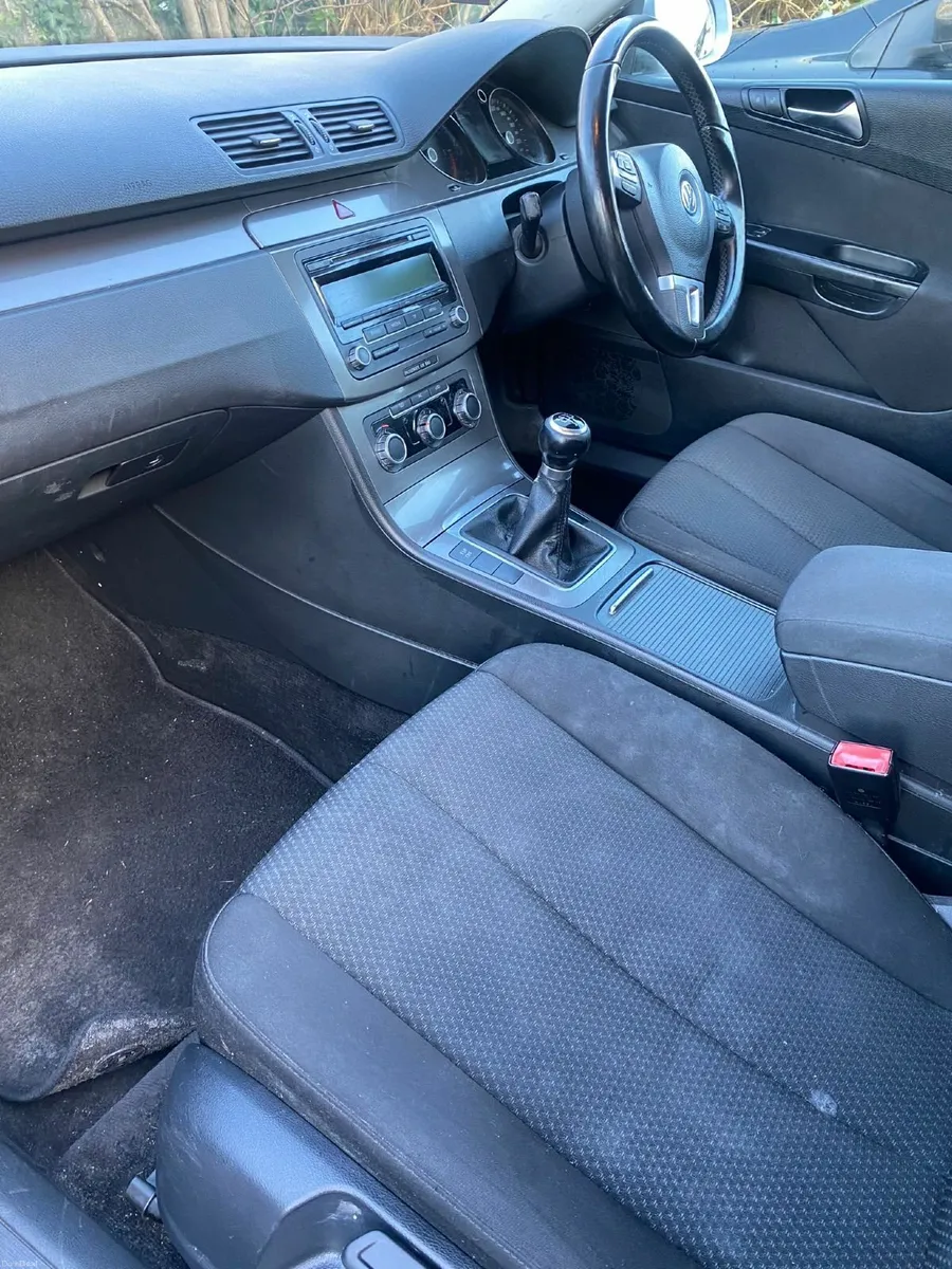 Volkswagen Passat 2010 - Image 2