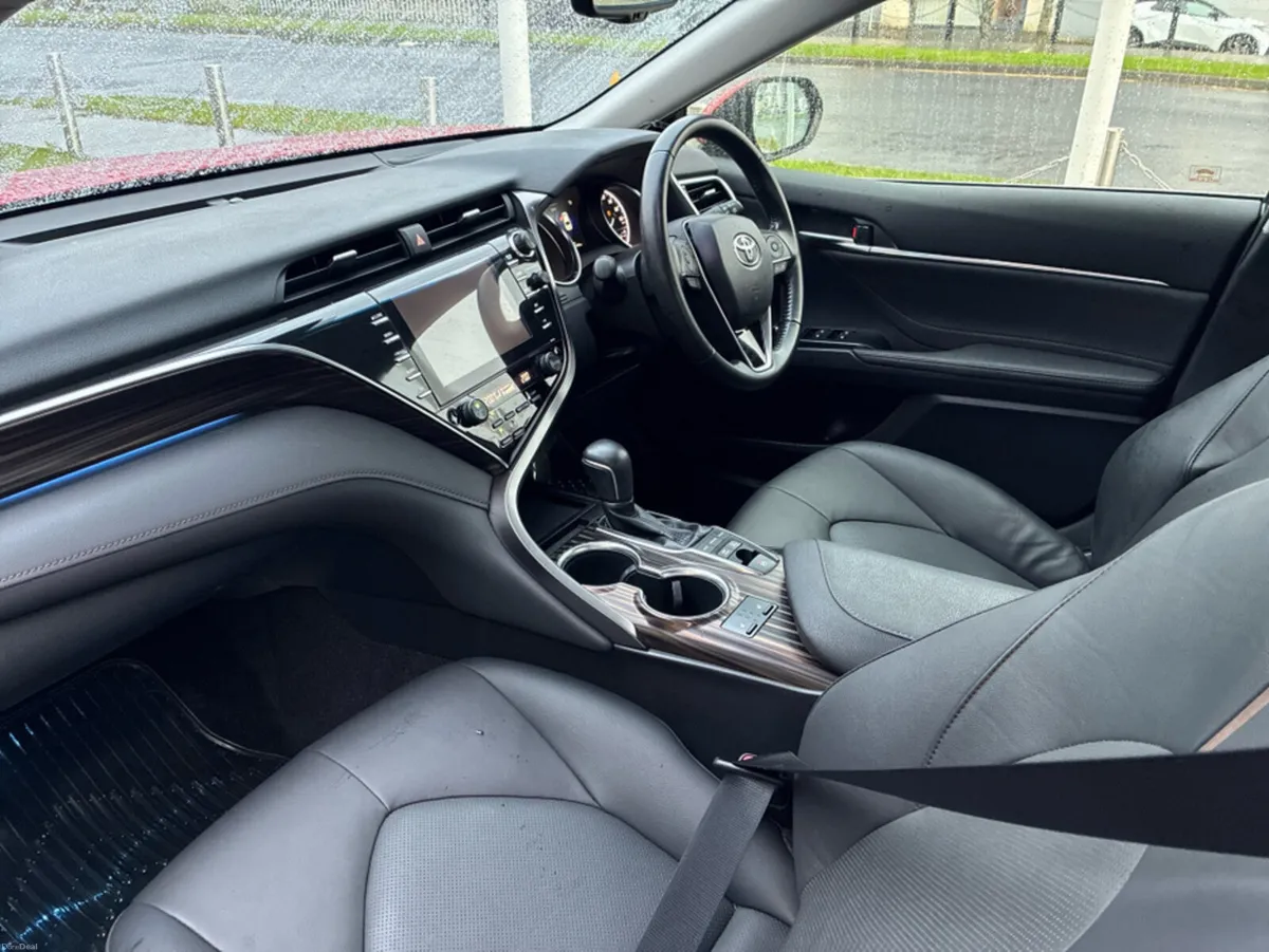 Toyota Camry Hybrid Automatic *Panoramic Roof* - Image 3