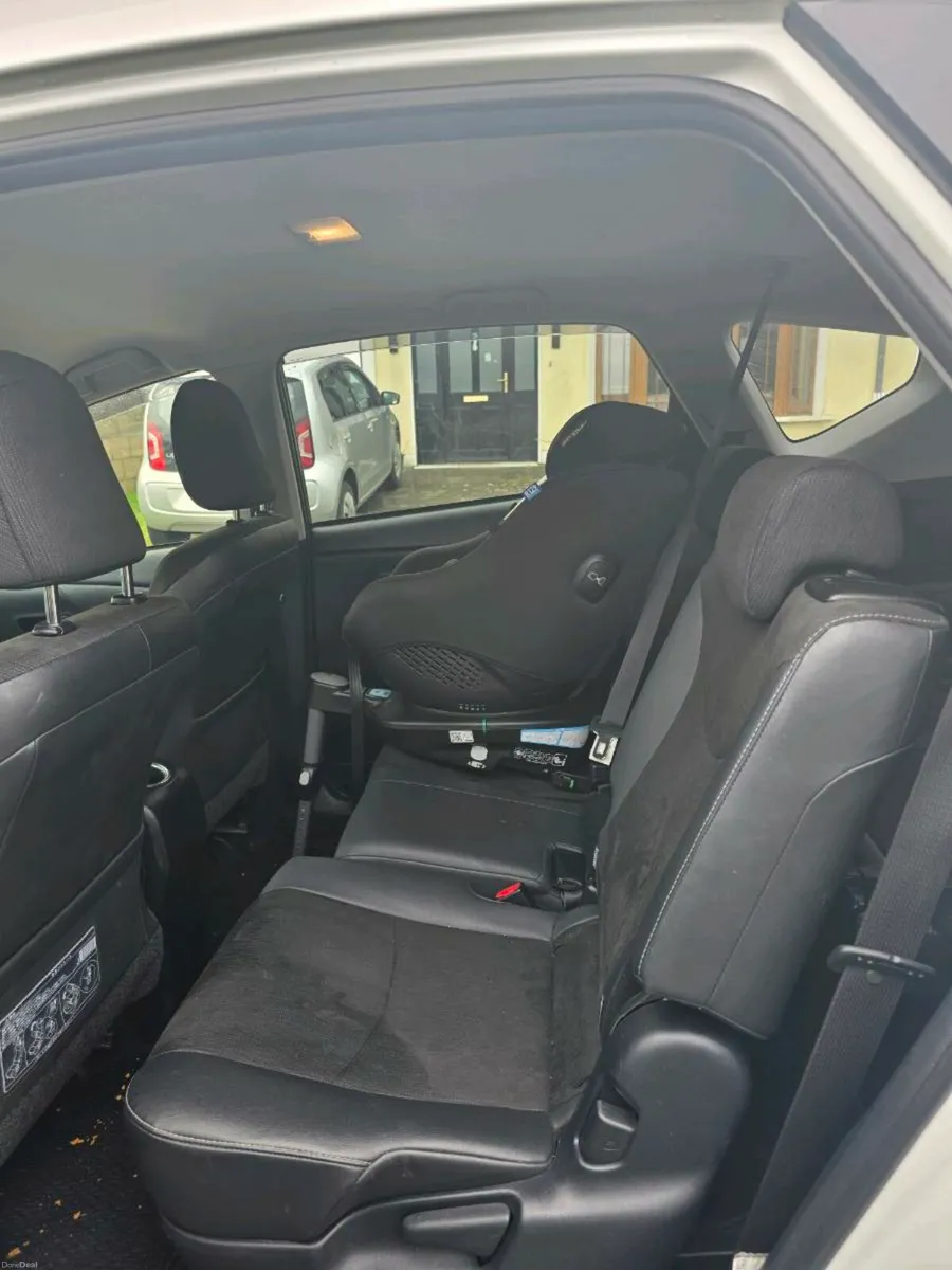 Toyota Prius Alpha 2016 - Image 4