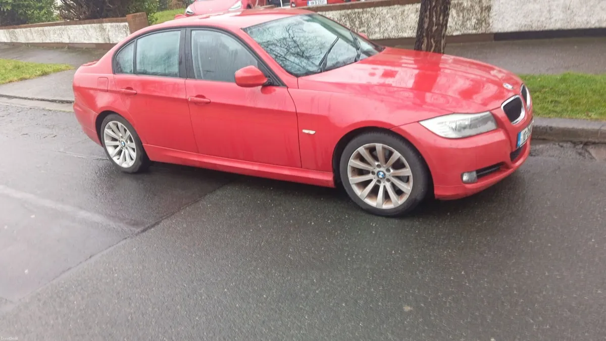 2010 BMW 320 diesel - Image 2