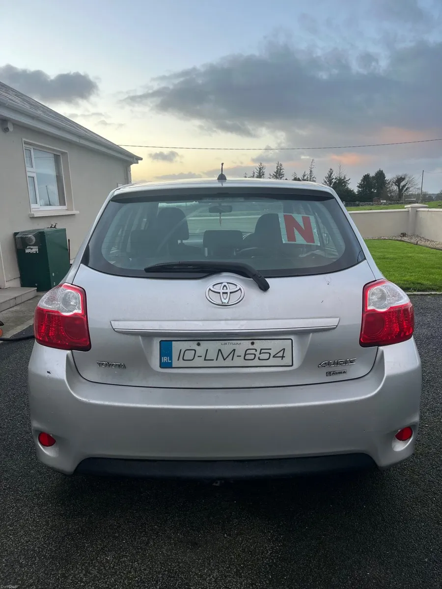 Toyota Auris 2010 - Image 2