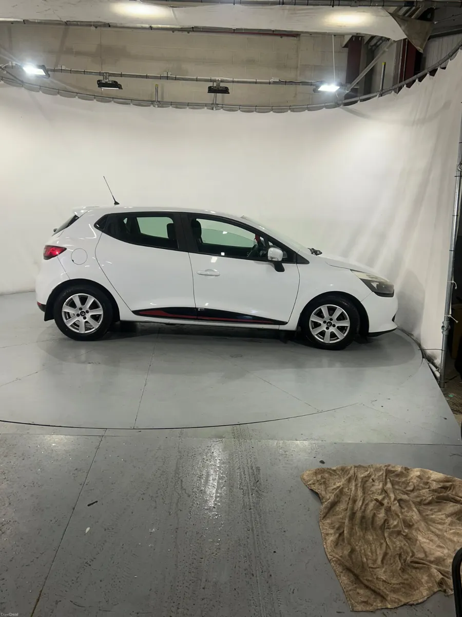 Renault Clio 2015 - Image 2
