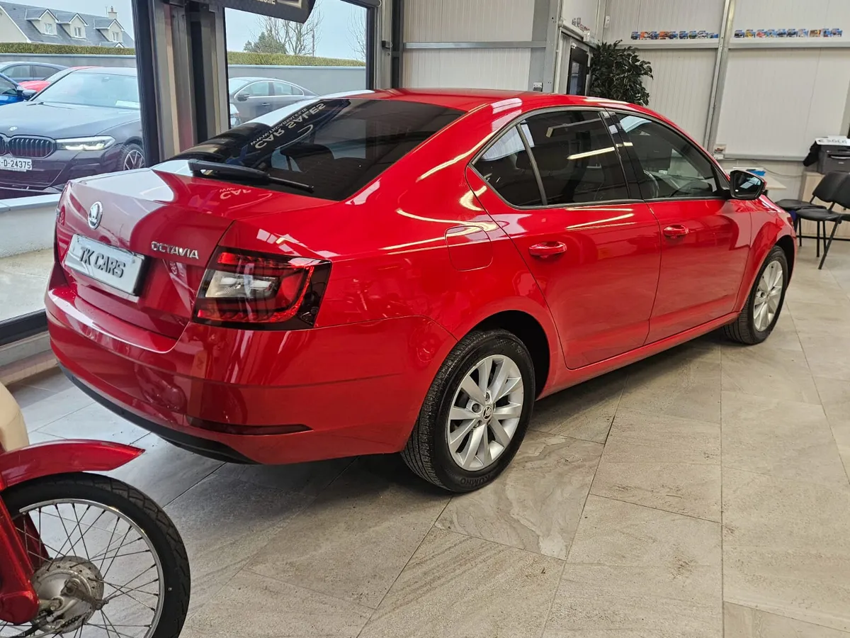 19 SKODA OCTAVIA AUTOMATIC DIESEL - Image 2