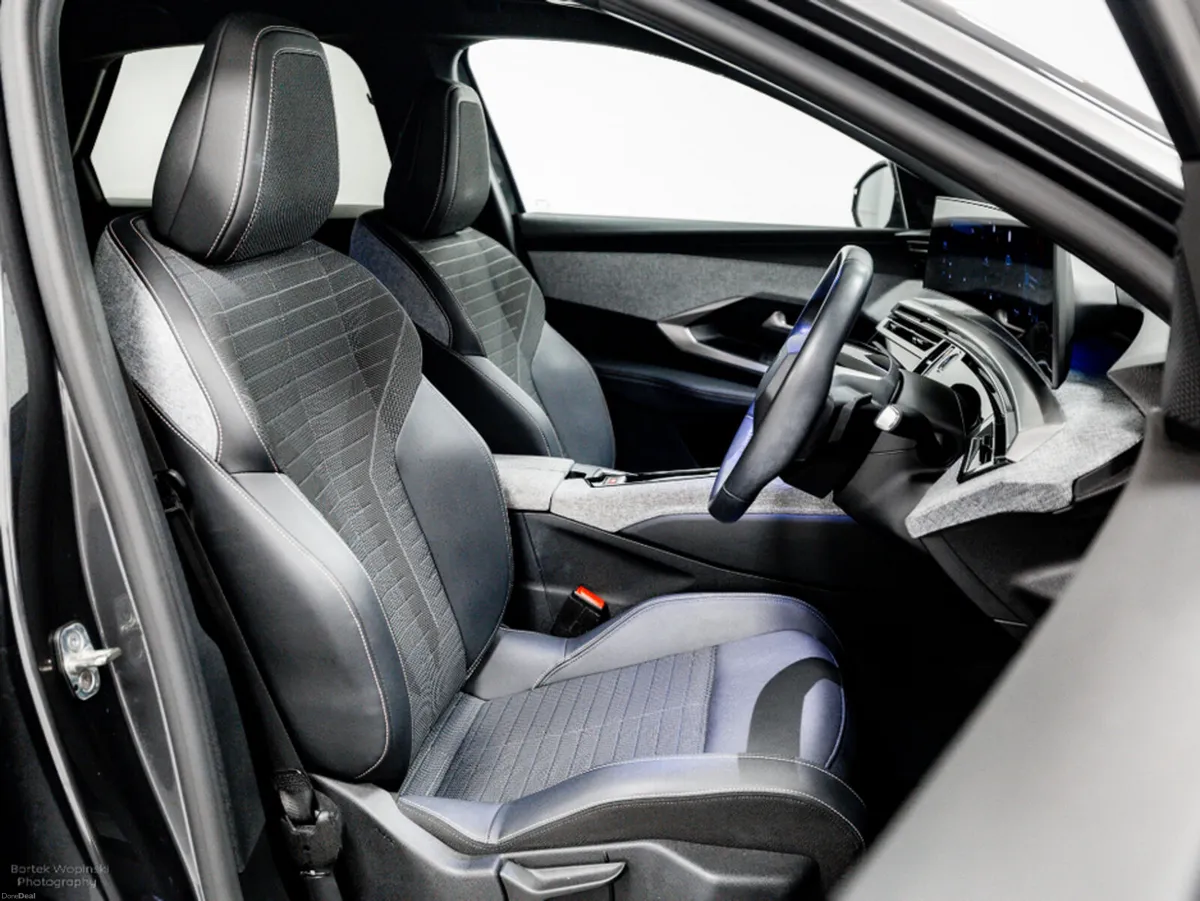 Peugeot 3008 Allure 1.2 Hybrid Auto 145HP - Image 4