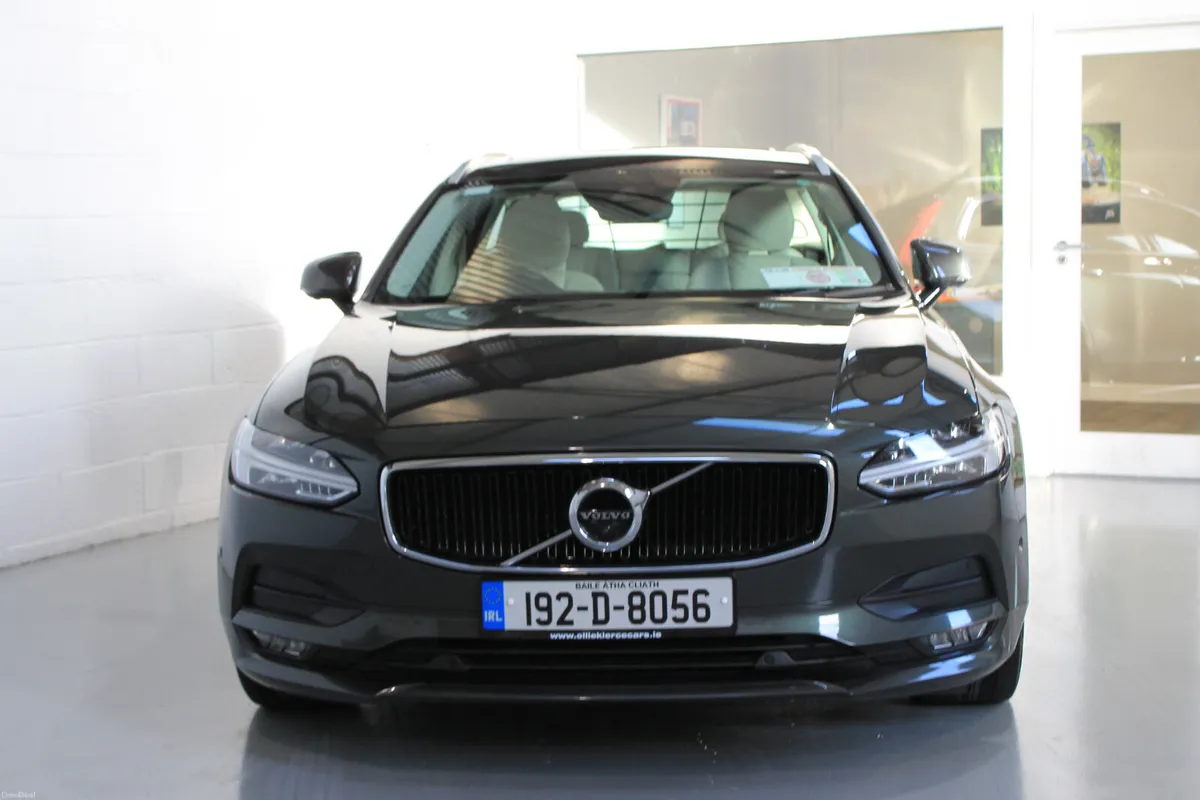 Volvo V90 2019, Momentum Auto, Low KMS - Image 3