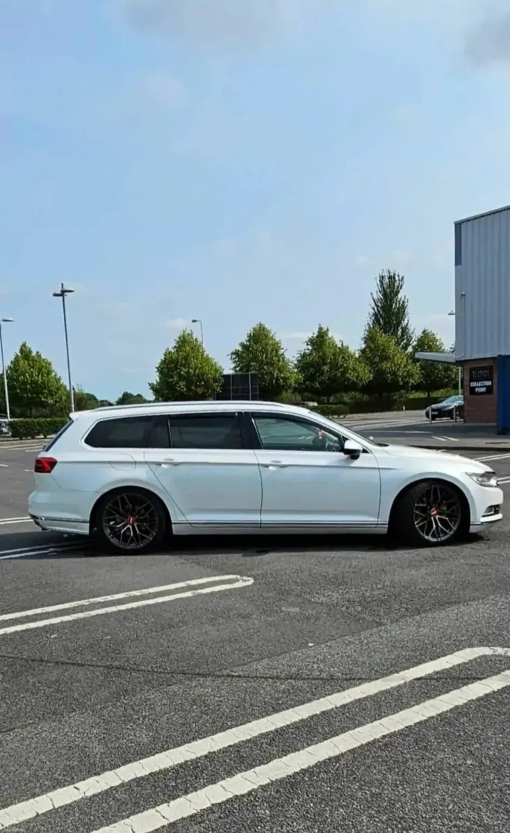 Volkswagen Passat 2015 - Image 2