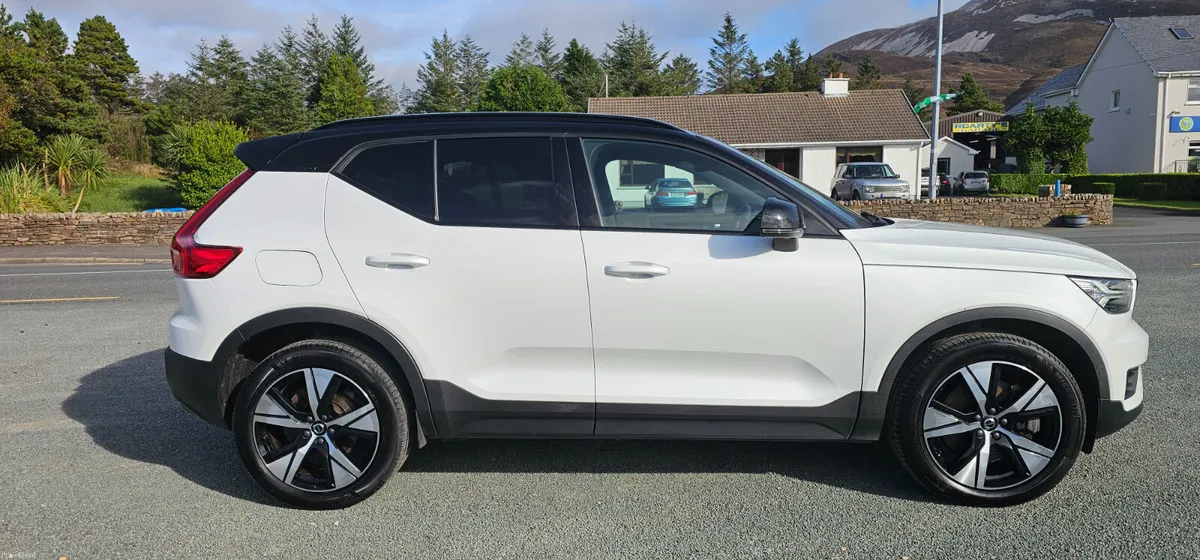 Volvo XC40 Recharge Hybrid R-Line 2022 - Image 2