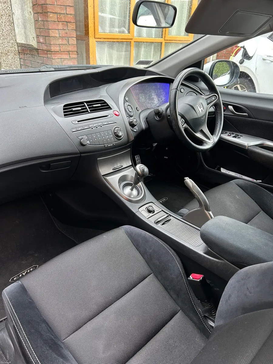 Honda Civic 2010 - Image 2