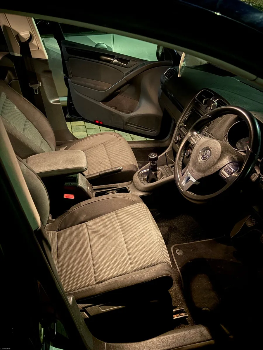 VW Golf 1.6 TDI Match-Tinted windows and Alloys - Image 3