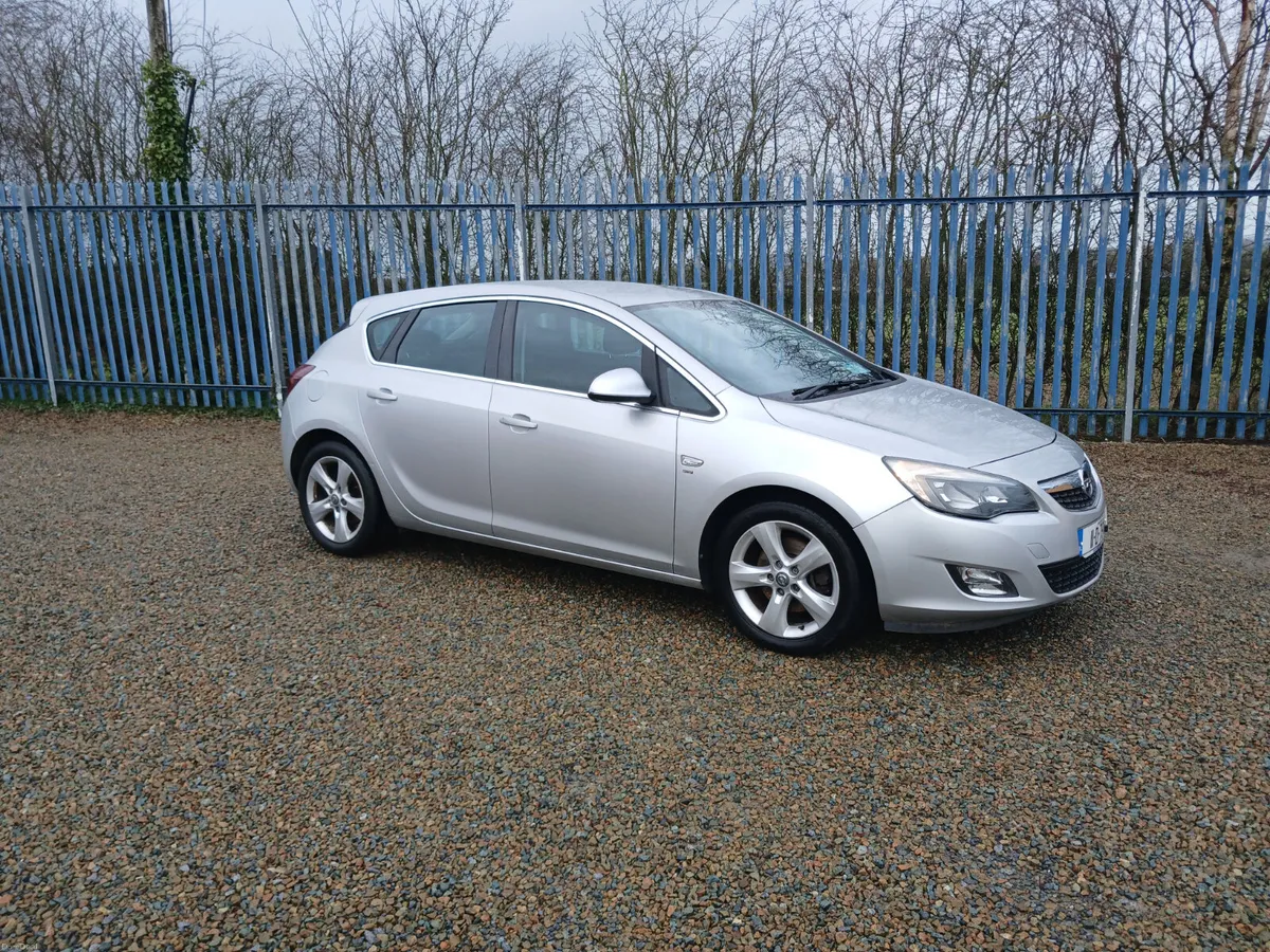 Opel Astra 2011 - Image 1