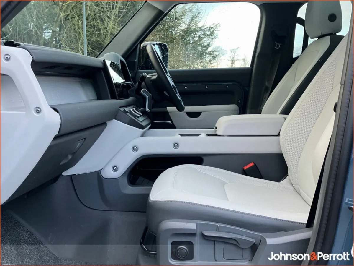 Land Rover Defender 110 2.0 Si4 PHEV 300 PS S Camp - Image 4