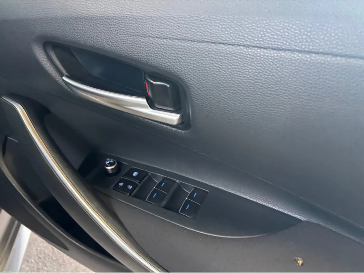 Toyota Corolla LUNA H/B 4DR AUTO HYBRID - Image 3