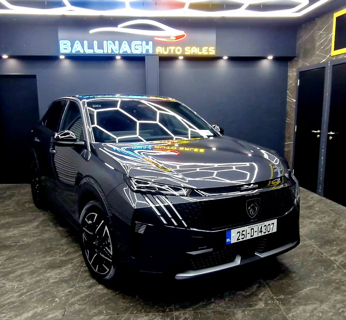 PEUGEOT 1.2 MHEV ALLURE - Image 4