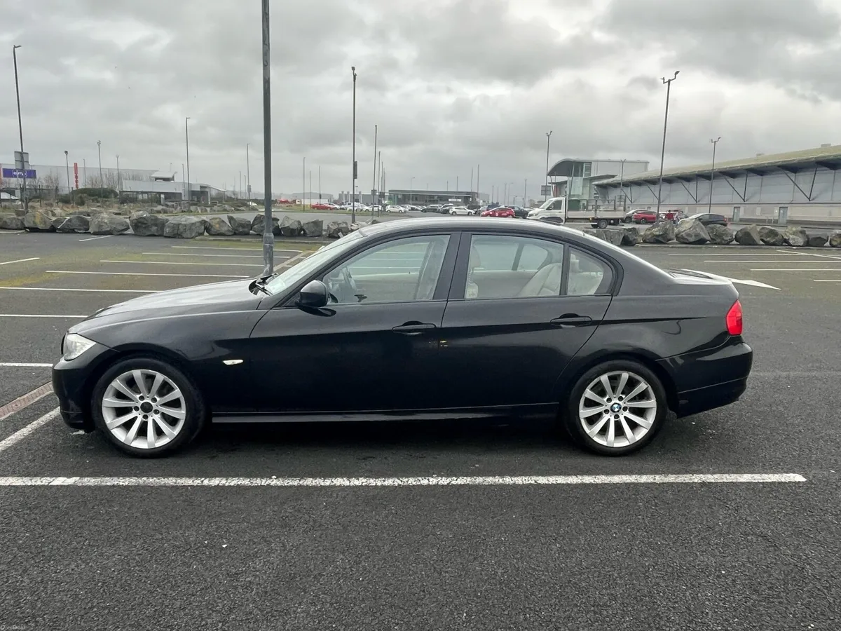 BMW 318d Business Edition 2010 - Image 4