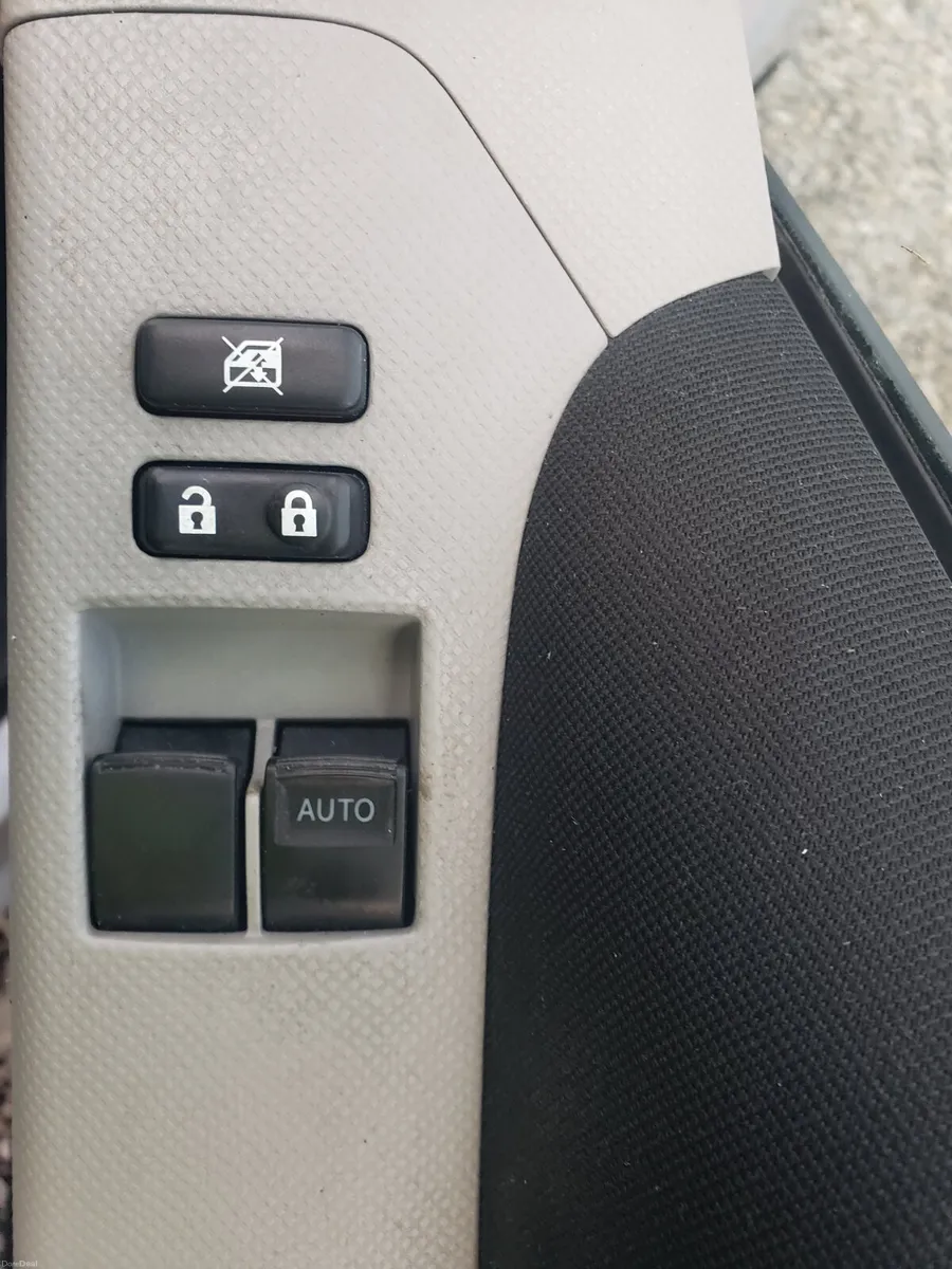 Toyota Yaris 2011 - Image 4