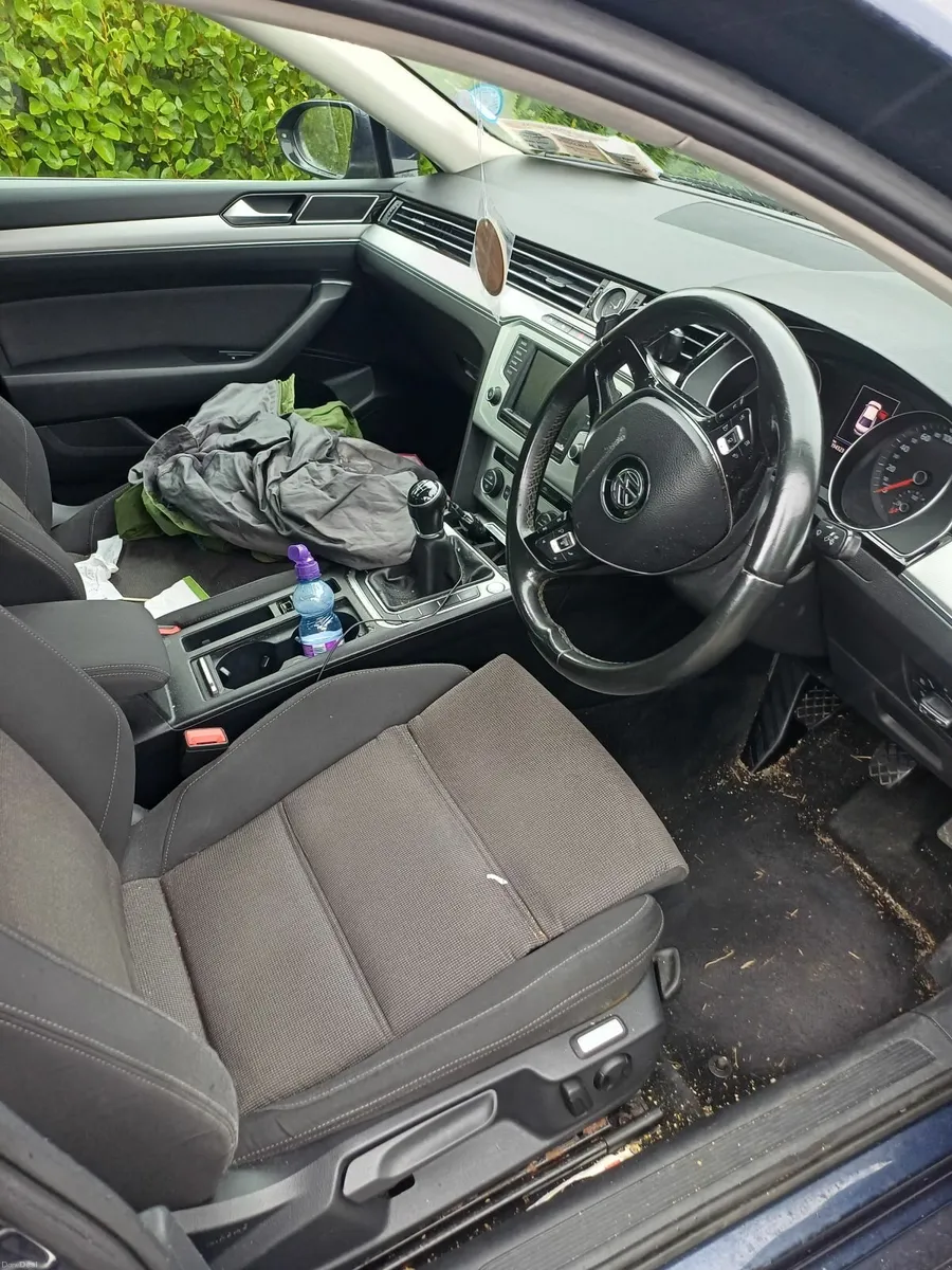 Volkswagen Passat 2017 - Image 2