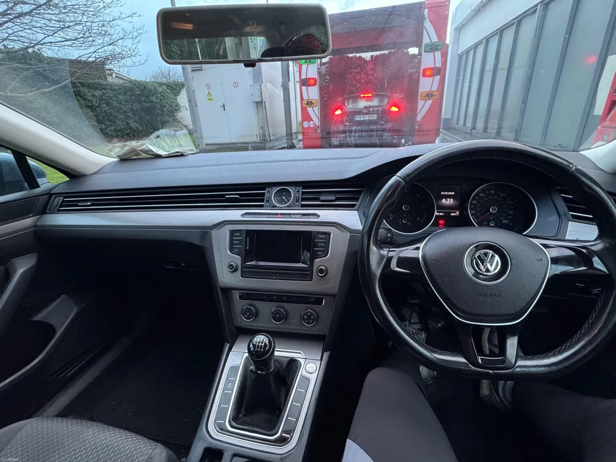 Volkswagen Passat 2015 - Image 2
