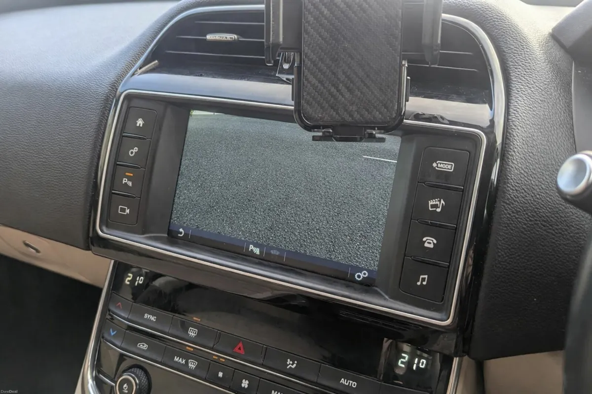 Jaguar XE Prestige 2017 - Image 4