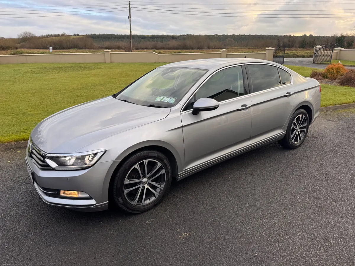2019 Volkswagen Passat Highline - Image 1