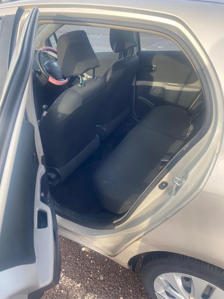 Toyota Yaris 2010 - Image 4