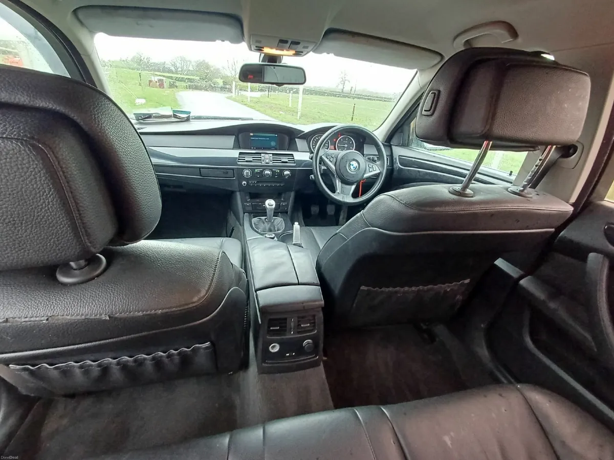 BMW 5-Series 2010 - Image 2