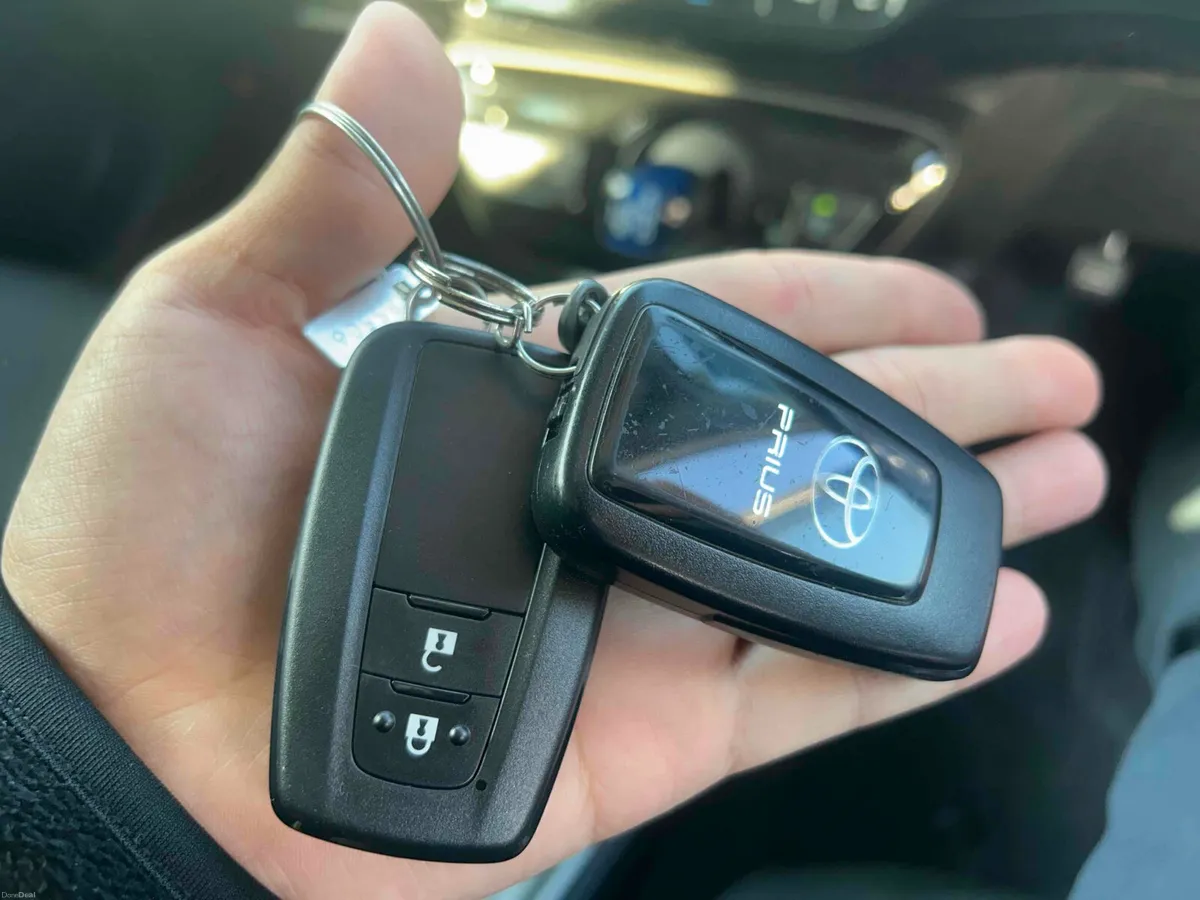 192 Toyota Prius Auto Hybrid Hi Spec Low Mileage - Image 2