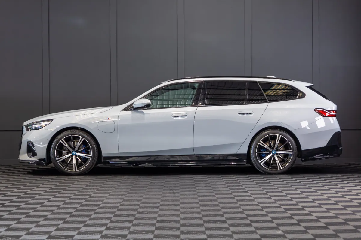 2025 BMW 5-Series 530e M-Sport (G61) - Image 3