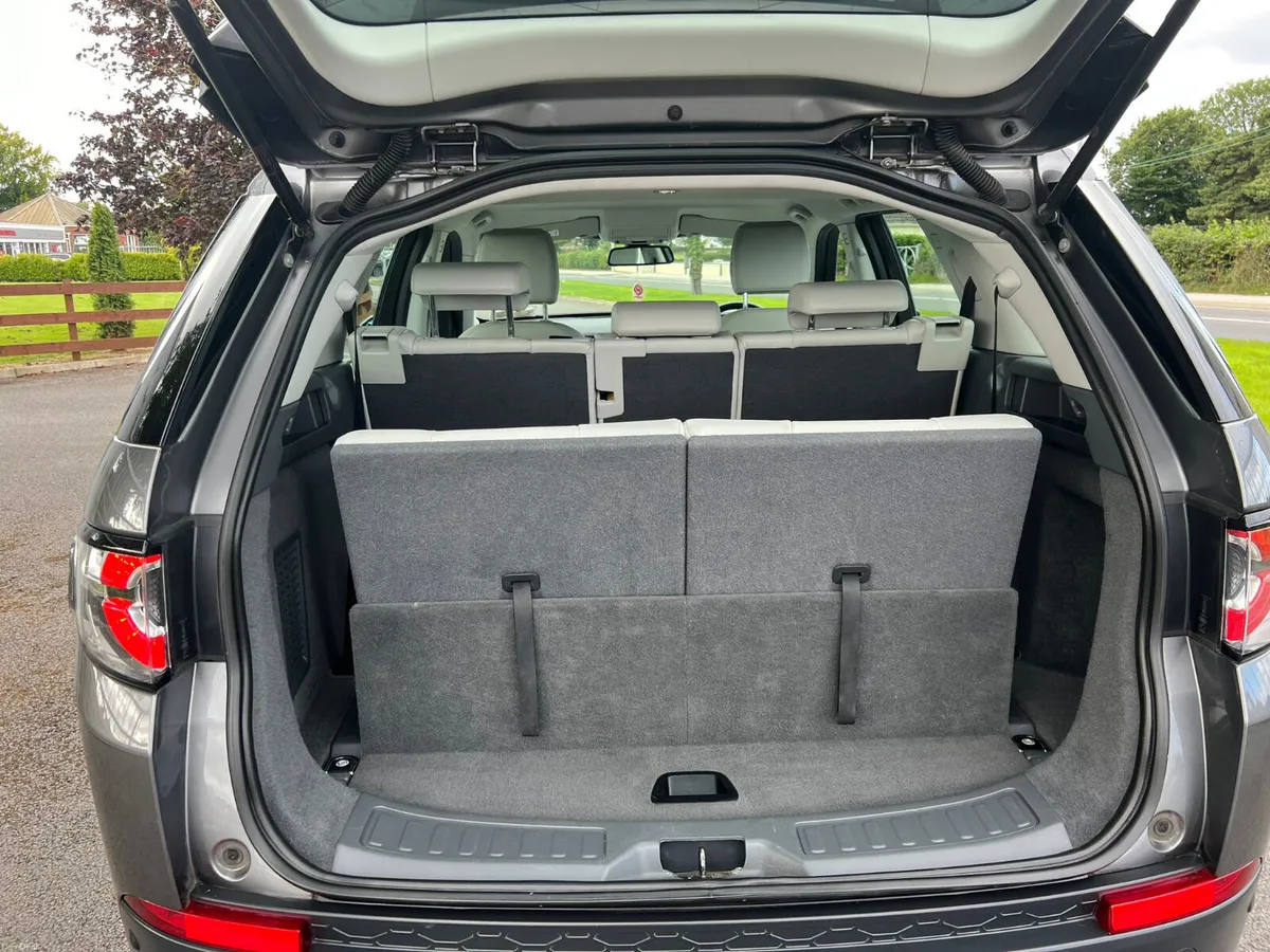 Land Rover Discovery 2WD 7S 2018 - Image 6