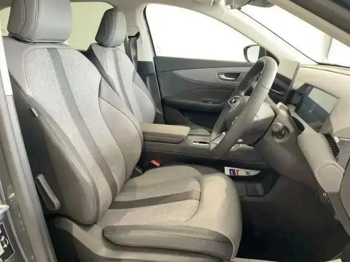 Other Other 170kW Trophy EV Long Range 64kWh 5dr A - Image 4