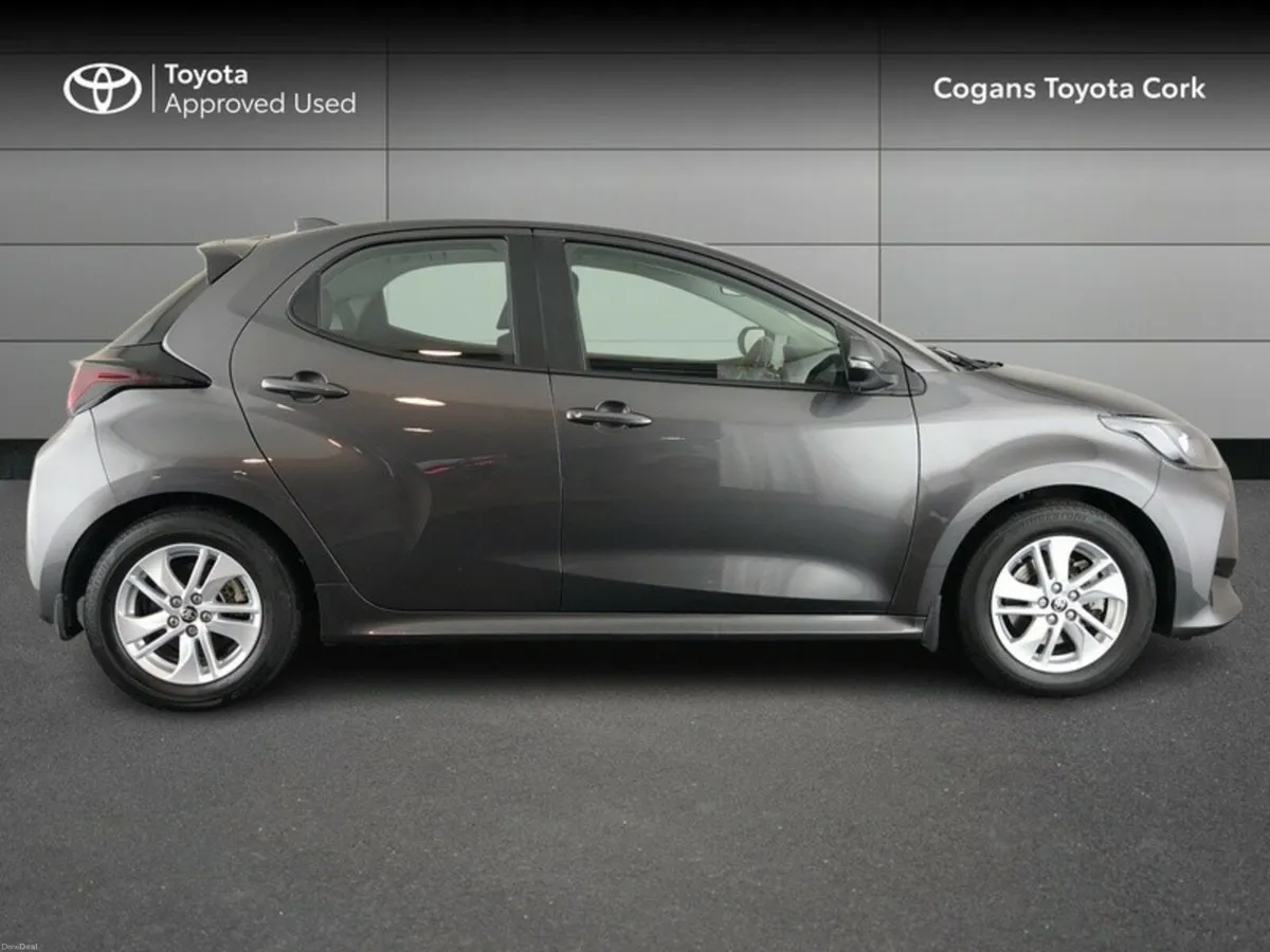 Toyota Yaris HYBRID LUNA - Image 3