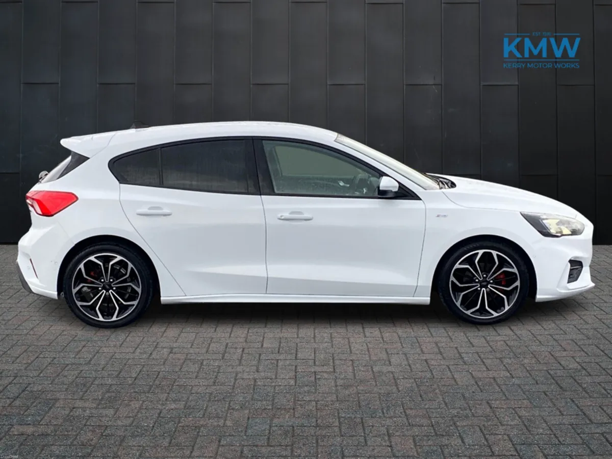 Ford Focus ST-Line 1.0 MHEV 125BHP.. 18 Alloys and - Image 4