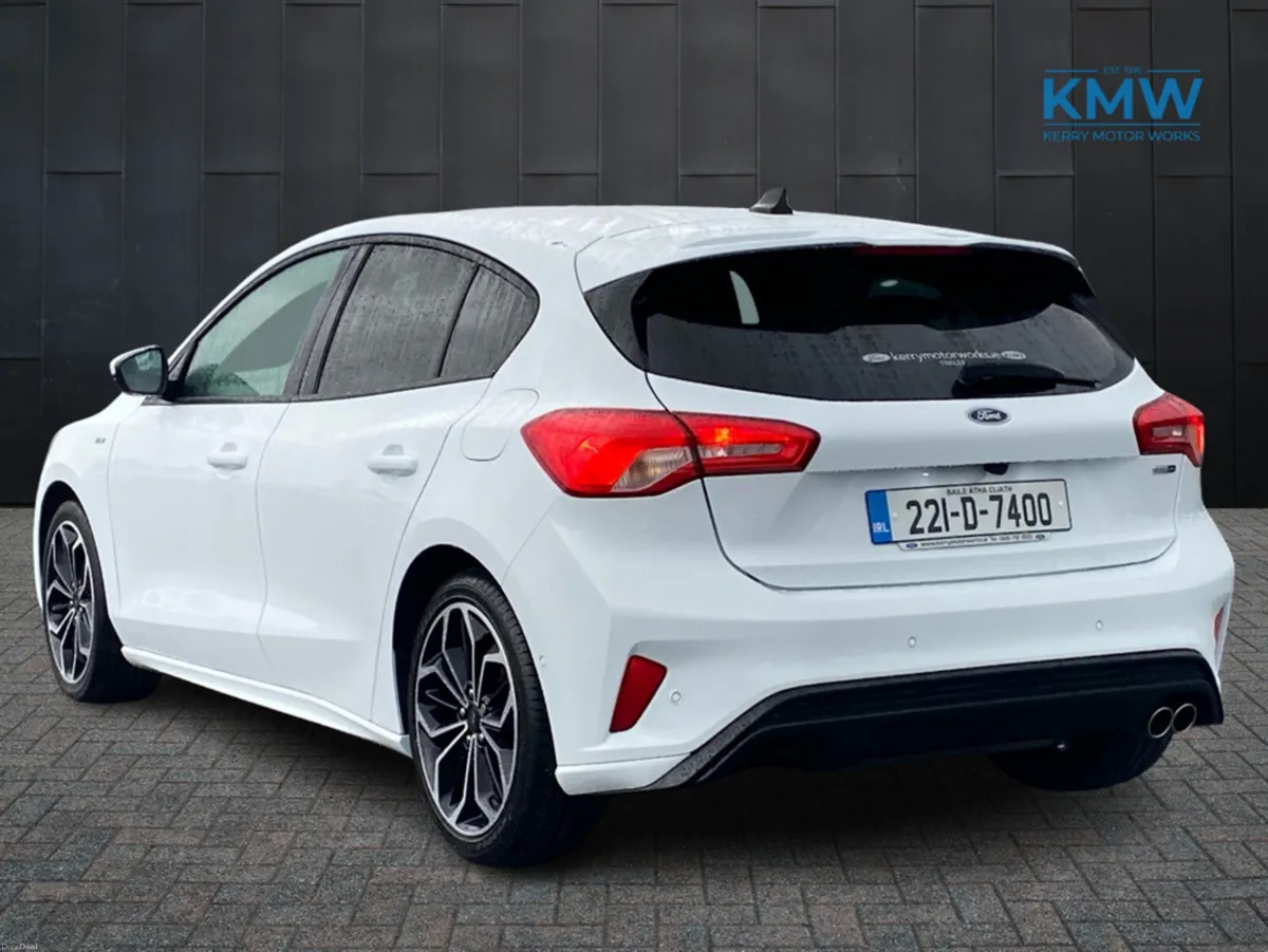 Ford Focus ST-Line 1.0 MHEV 125BHP.. 18 Alloys and - Image 4